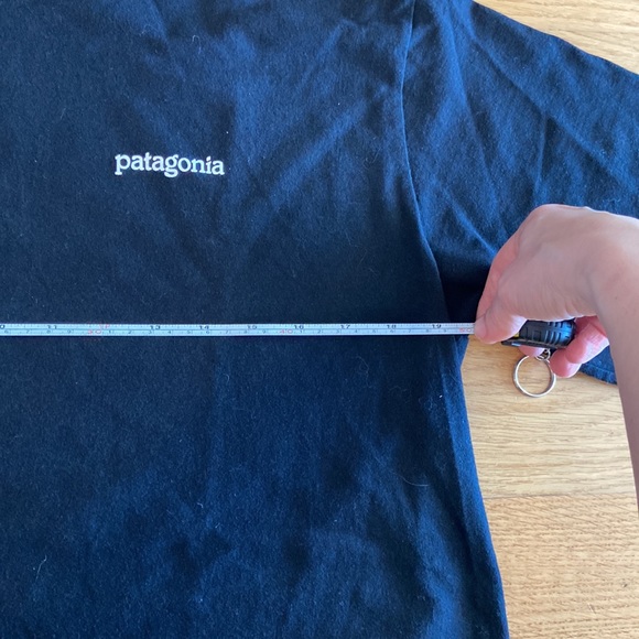 Patagonia black cropped shirt. Size M - Picture 7 of 7